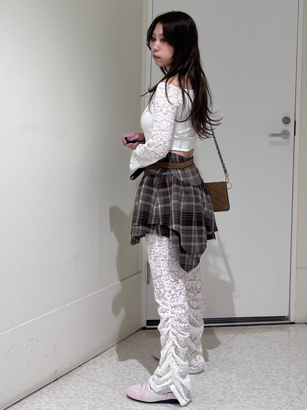ブラウン系のスカート、ホワイト系のTシャツ/カットソー、ホワイト系のその他パンツを着用したレディースの秋コーディネートの2枚目の写真