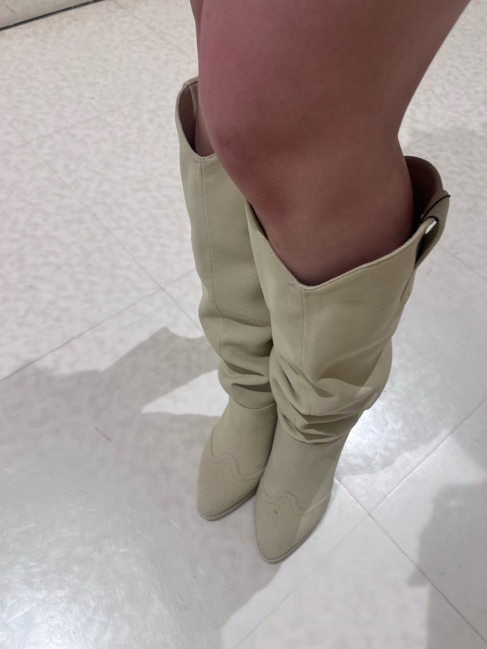 ホワイト系のシャツ/ブラウス、その他のその他パンツ、ホワイト系のブーツを着用したレディースの春コーディネートの6枚目の写真