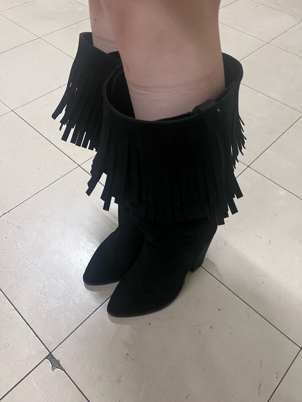 ブラック系のブーツ、ホワイト系のボストンバッグ、ブラック系のその他パンツを着用したレディースの冬コーディネートの6枚目の写真