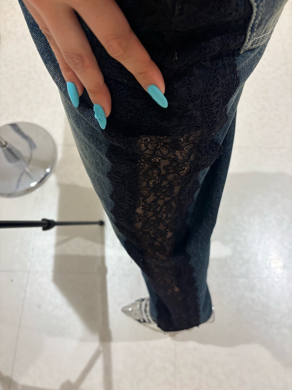 ブラック系のキャミソール、ブルー系のデニムパンツ、ブラック系のサンダルを着用したレディースの春コーディネートの4枚目の写真