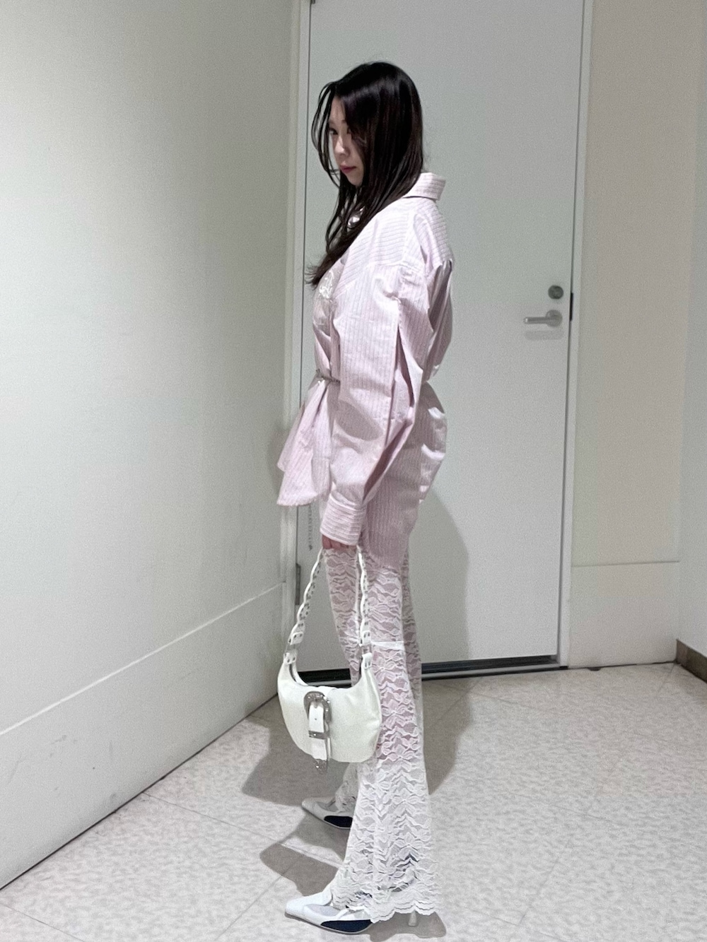 ホワイト系のパンプス、ピンク系のシャツ/ブラウス、ホワイト系のその他パンツを着用したレディースの春コーディネートの2枚目の写真