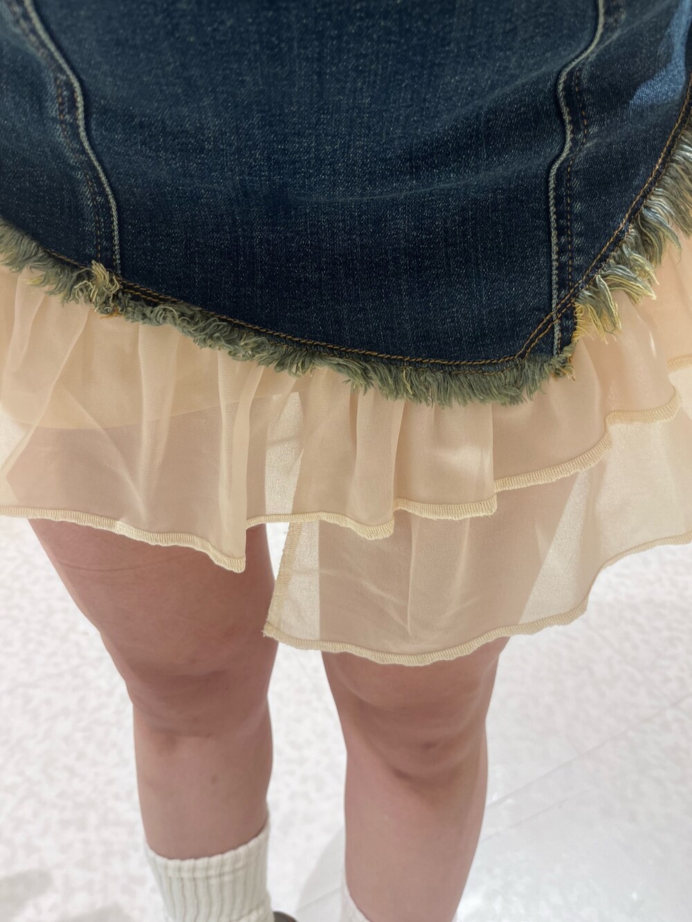 ブルー系のワンピース、その他のパンプスを着用したレディースの夏コーディネートの4枚目の写真