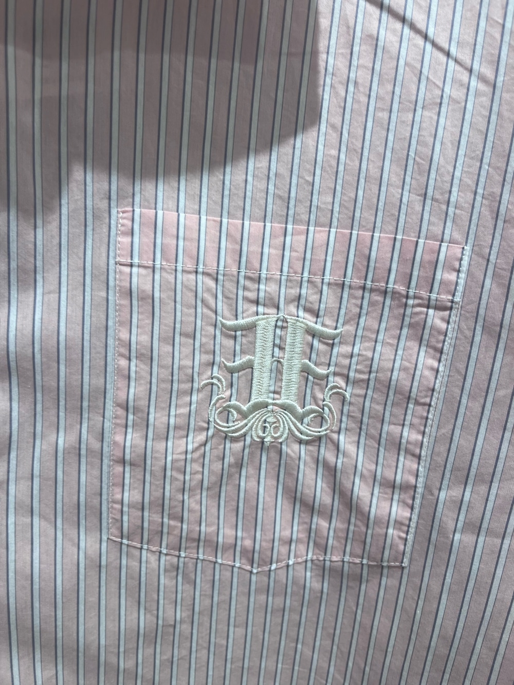 ホワイト系のパンプス、ピンク系のシャツ/ブラウス、ホワイト系のその他パンツを着用したレディースの春コーディネートの4枚目の写真