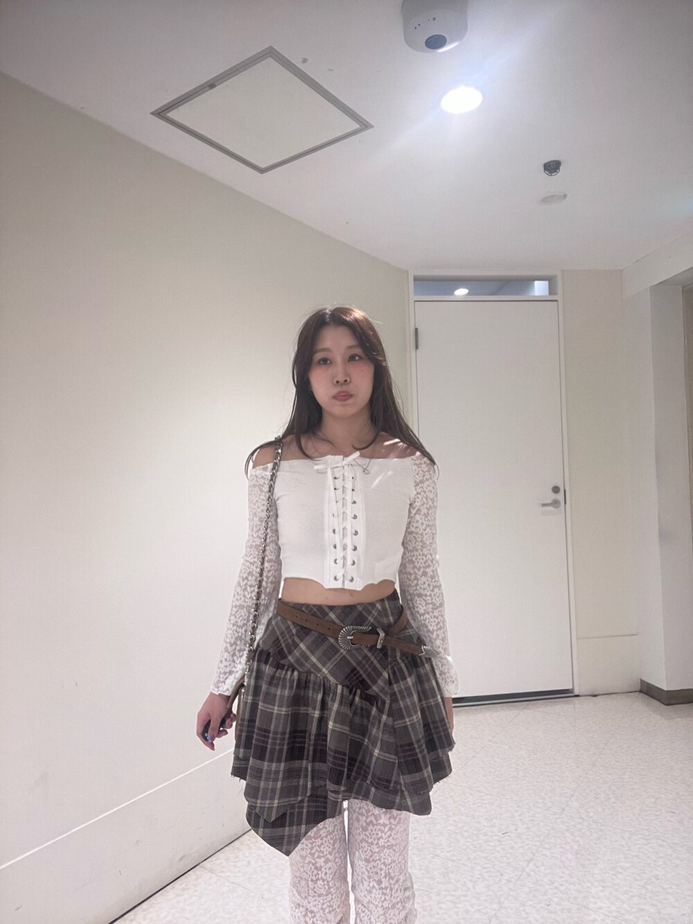 ブラウン系のスカート、ホワイト系のTシャツ/カットソー、ホワイト系のその他パンツを着用したレディースの秋コーディネートの5枚目の写真