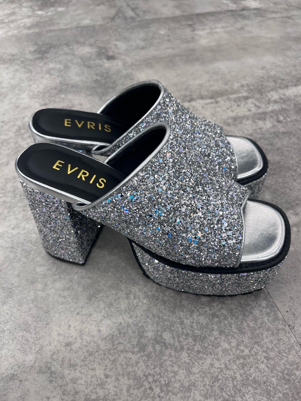 ブラック系のキャミソール、ブラック系のデニムパンツ、シルバー系のサンダルを着用したレディースの夏コーディネートの5枚目の写真