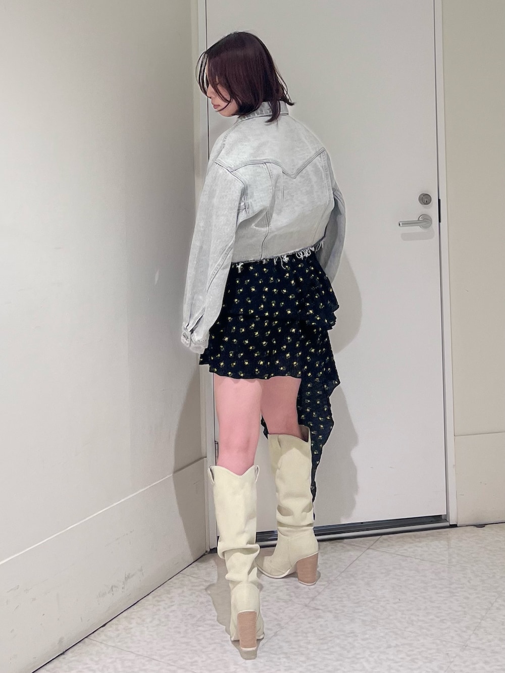 グレー系のデニムジャケット、その他のワンピース、ホワイト系のブーツを着用したレディースの春コーディネートの3枚目の写真