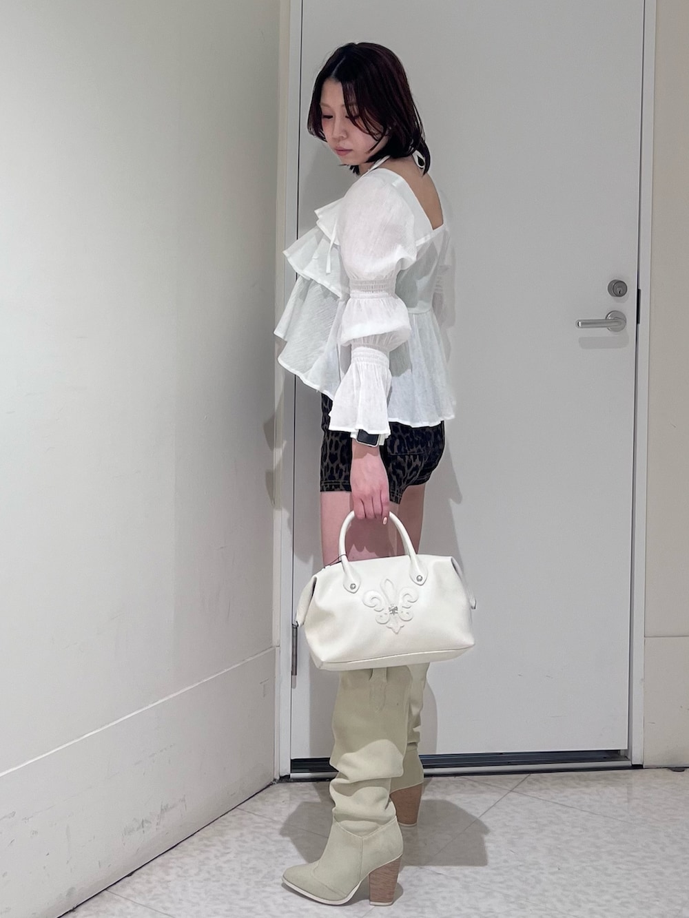 ホワイト系のシャツ/ブラウス、その他のその他パンツ、ホワイト系のブーツを着用したレディースの春コーディネートの2枚目の写真