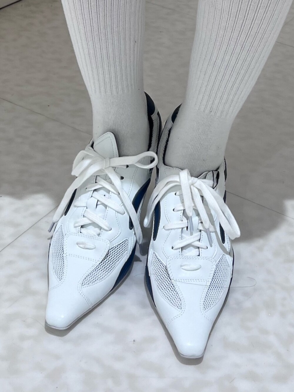 ホワイト系のパンプス、ピンク系のシャツ/ブラウス、ホワイト系のその他パンツを着用したレディースの春コーディネートの5枚目の写真