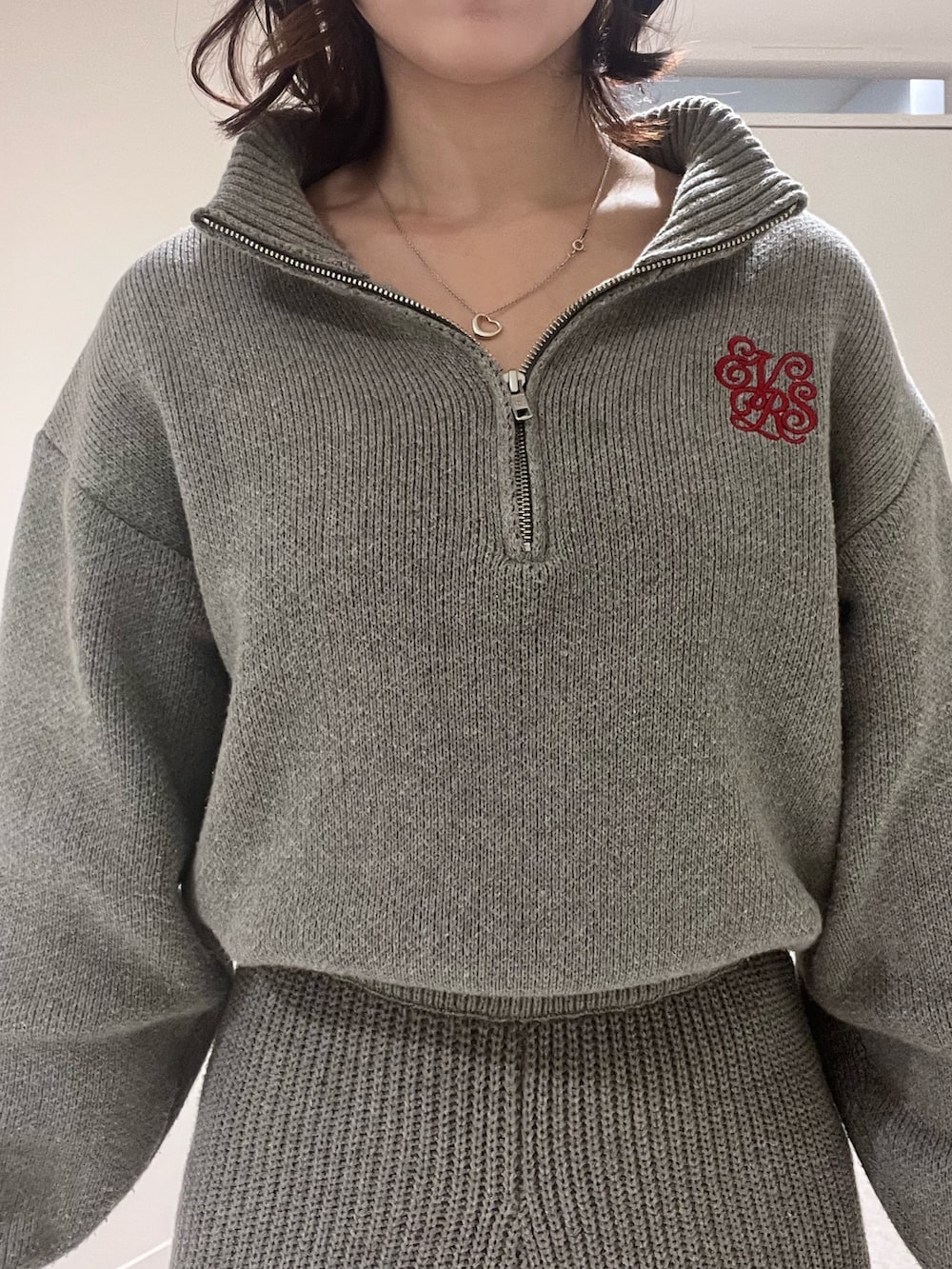 グレー系のつなぎ/オールインワン、ブラック系のハンドバッグ、ブラウン系のブーツを着用したレディースの冬コーディネートの4枚目の写真