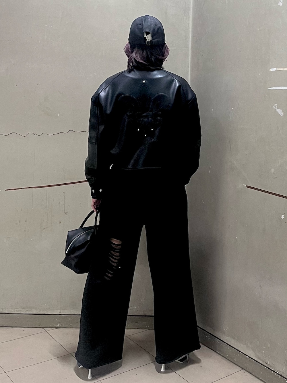 ブラック系のブルゾン、ブラック系のニット/セーター、ブラック系のスウェットパンツを着用したレディースの冬コーディネートの3枚目の写真