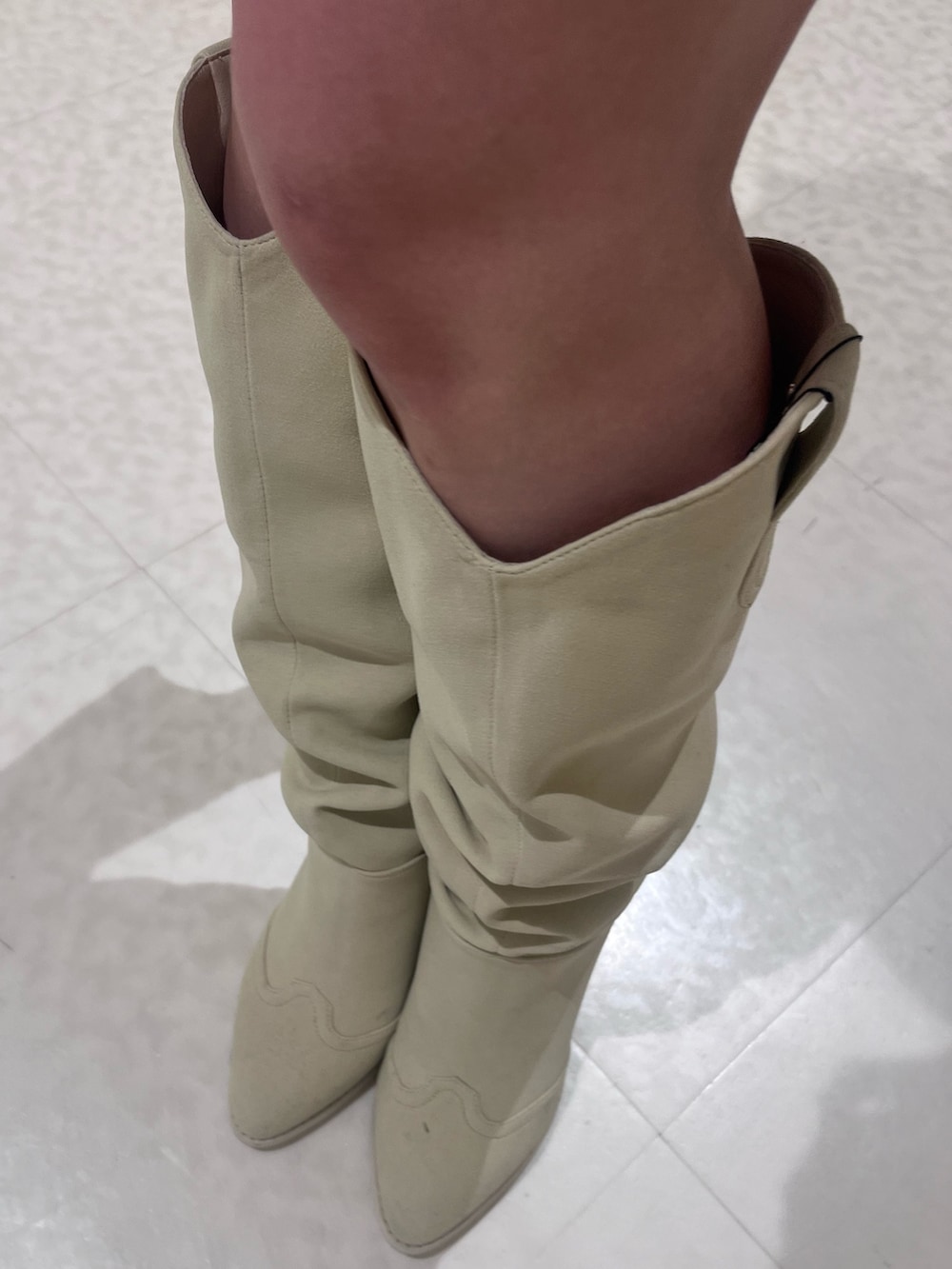 グレー系のデニムジャケット、その他のワンピース、ホワイト系のブーツを着用したレディースの春コーディネートの6枚目の写真