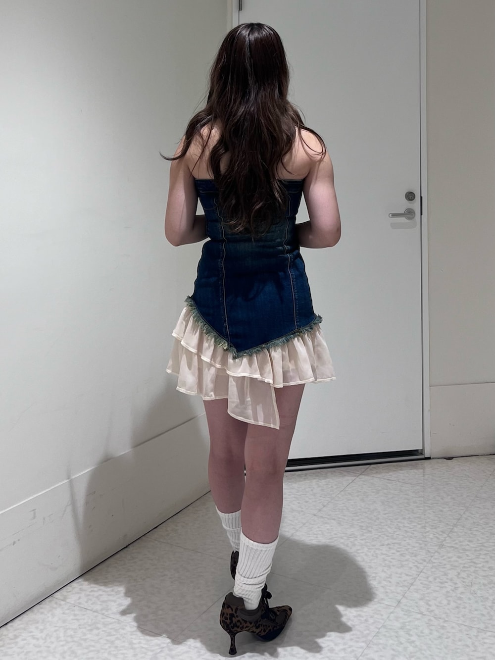 ブルー系のワンピース、その他のパンプスを着用したレディースの夏コーディネートの3枚目の写真