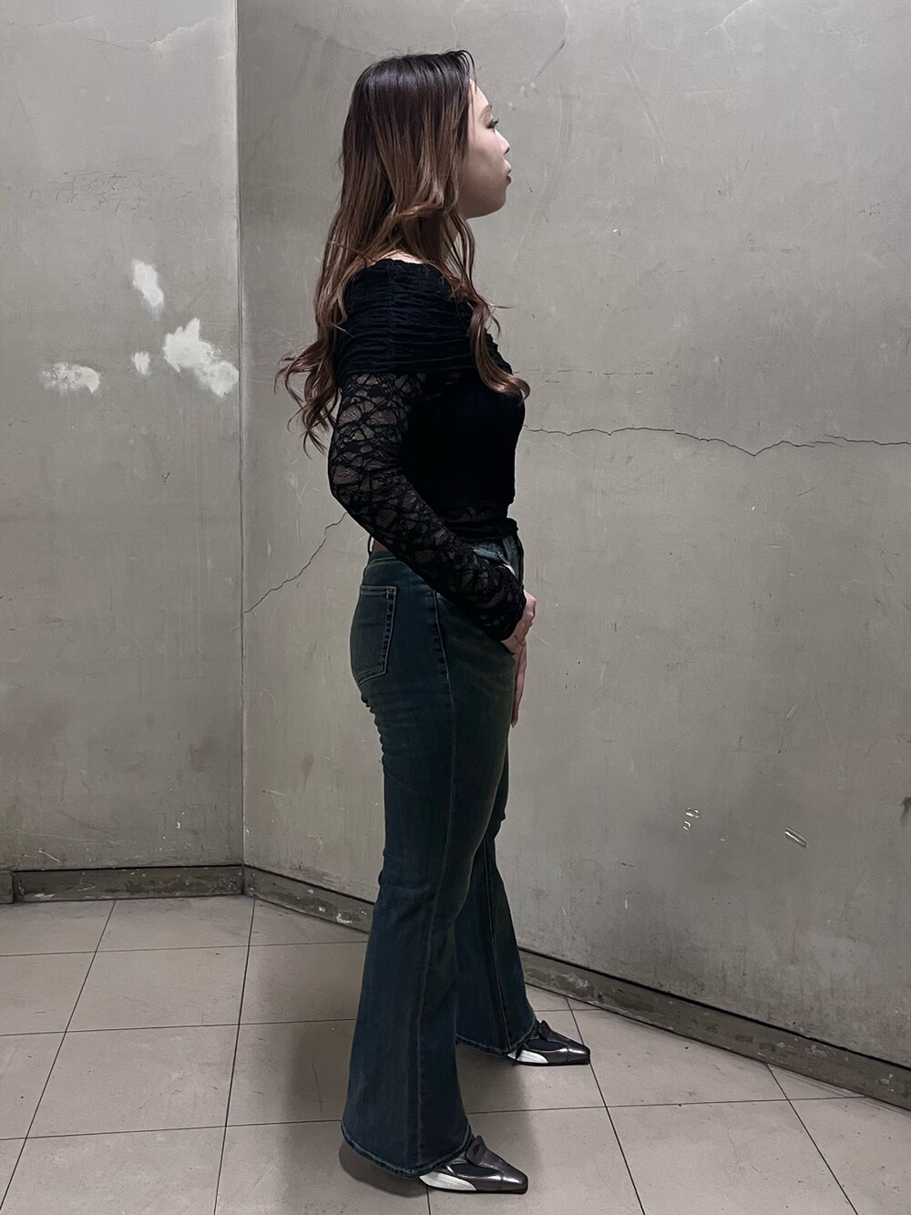 ブラック系のTシャツ/カットソー、ブルー系のデニムパンツ、シルバー系のパンプスを着用したレディースの春コーディネートの2枚目の写真