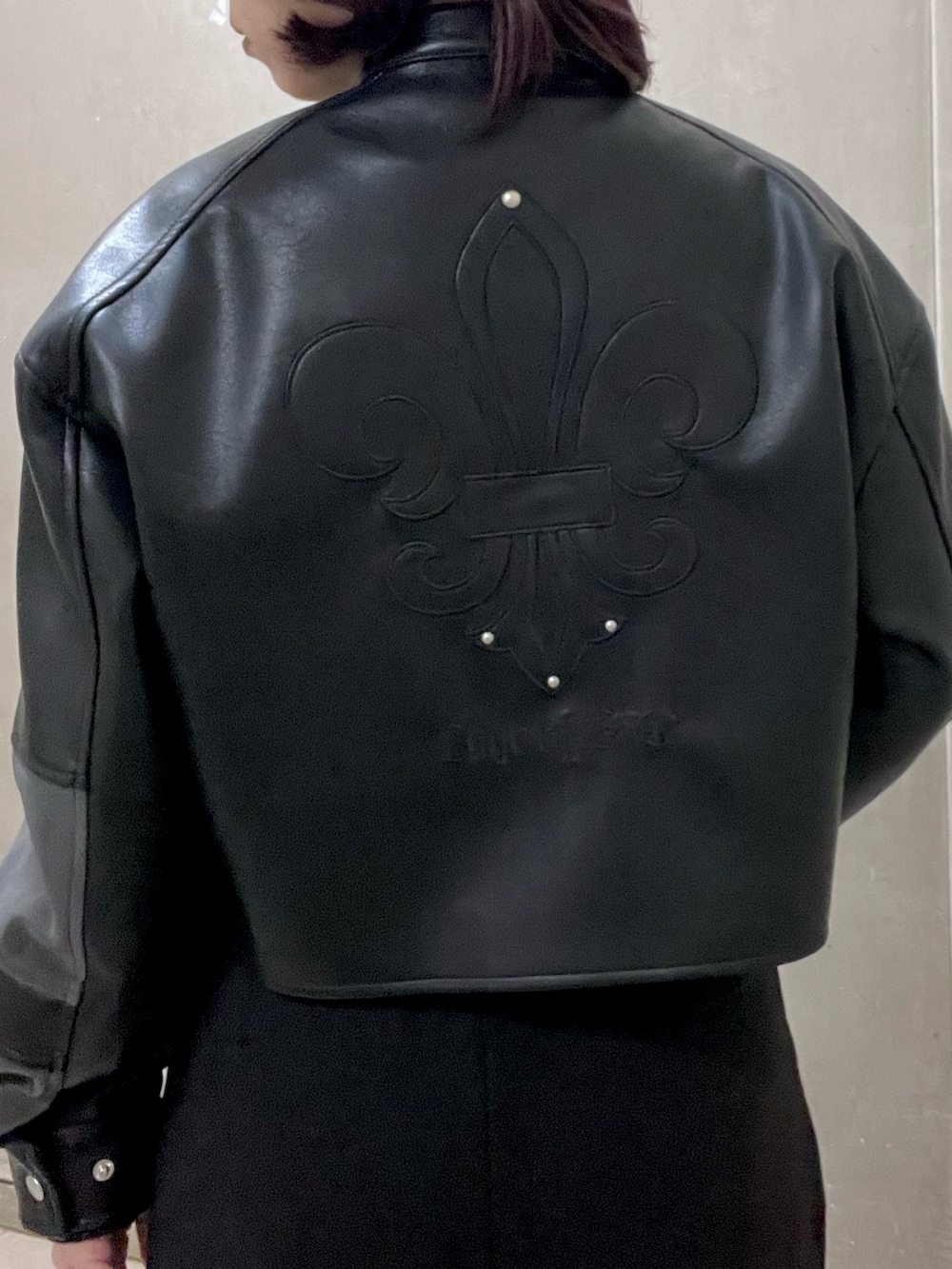 ブラック系のブルゾン、ブラック系のニット/セーター、ブラック系のスウェットパンツを着用したレディースの冬コーディネートの5枚目の写真