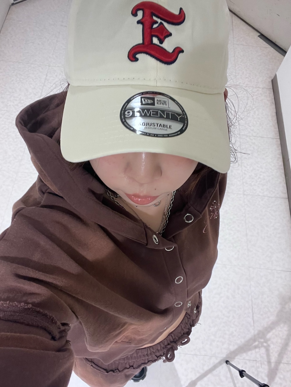 ブラウン系のパーカー、ブラウン系のスウェットパンツ、ブラック系のブーツを着用したレディースの春コーディネートの7枚目の写真