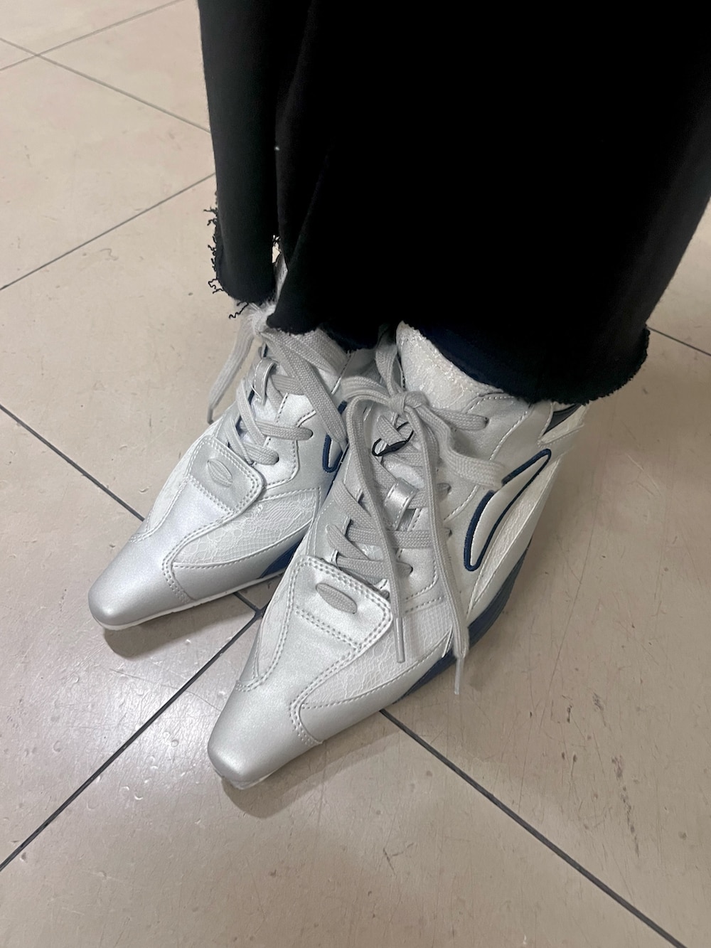 ブラック系のブルゾン、ブラック系のニット/セーター、ブラック系のスウェットパンツを着用したレディースの冬コーディネートの7枚目の写真