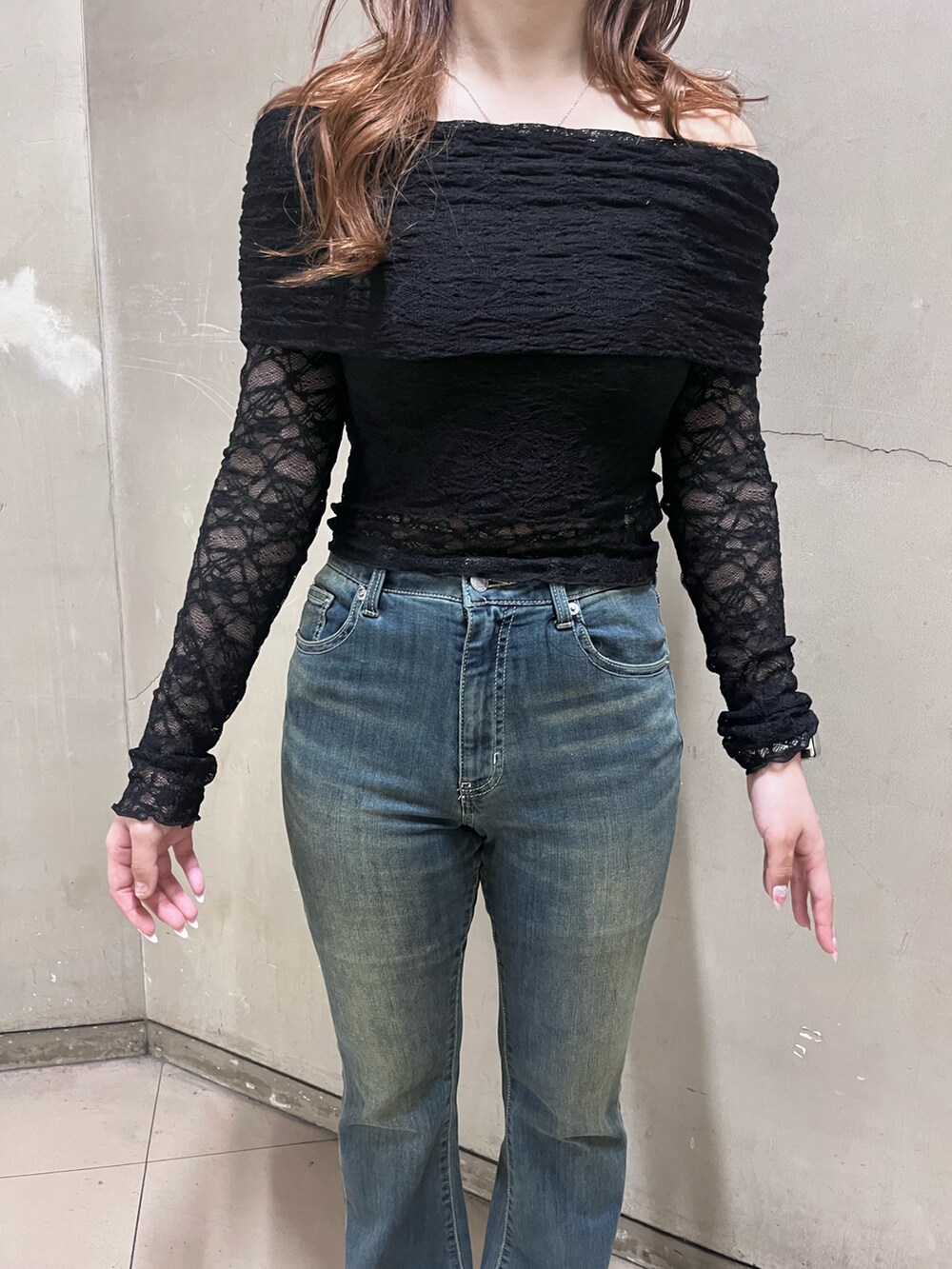 ブラック系のTシャツ/カットソー、ブルー系のデニムパンツ、シルバー系のパンプスを着用したレディースの春コーディネートの4枚目の写真