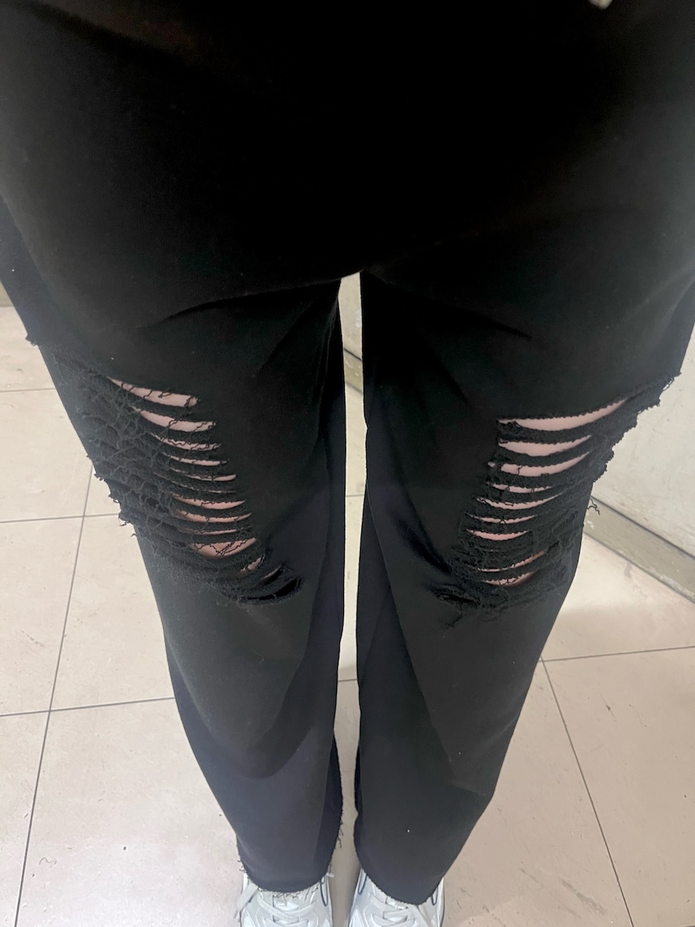 ブラック系のブルゾン、ブラック系のニット/セーター、ブラック系のスウェットパンツを着用したレディースの冬コーディネートの6枚目の写真