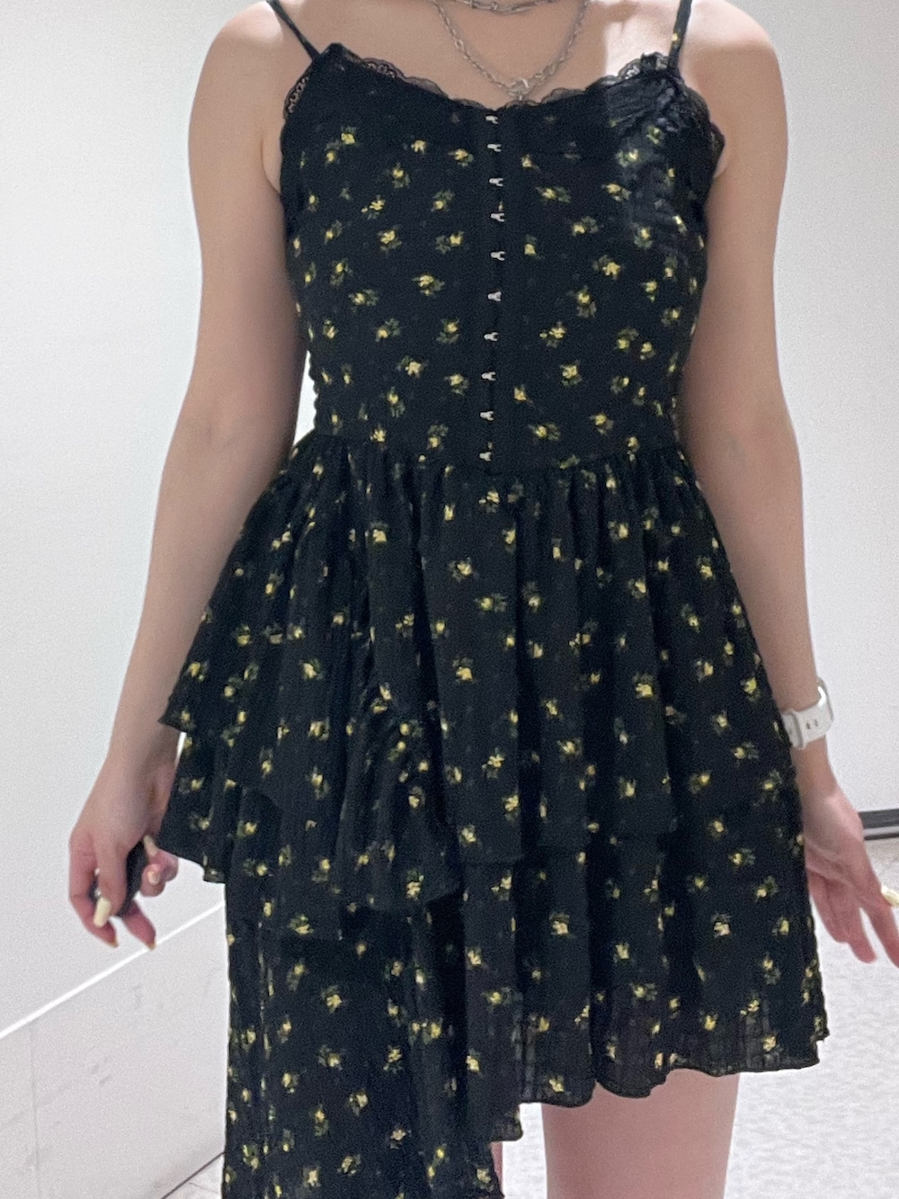 グレー系のデニムジャケット、その他のワンピース、ホワイト系のブーツを着用したレディースの春コーディネートの4枚目の写真