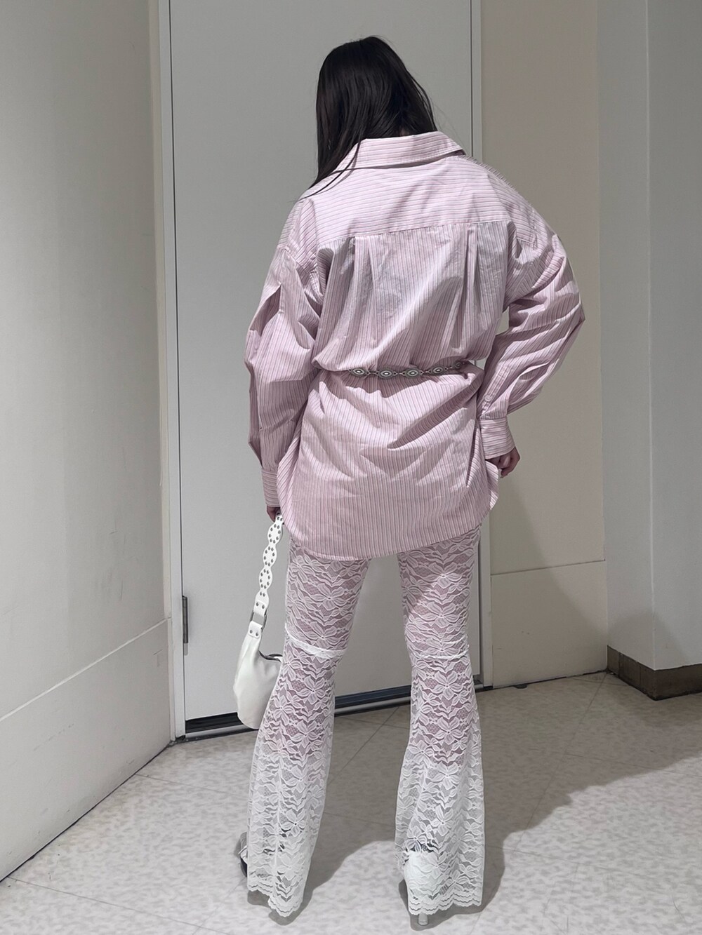 ホワイト系のパンプス、ピンク系のシャツ/ブラウス、ホワイト系のその他パンツを着用したレディースの春コーディネートの3枚目の写真