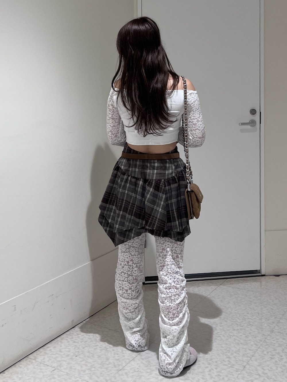 ブラウン系のスカート、ホワイト系のTシャツ/カットソー、ホワイト系のその他パンツを着用したレディースの秋コーディネートの3枚目の写真