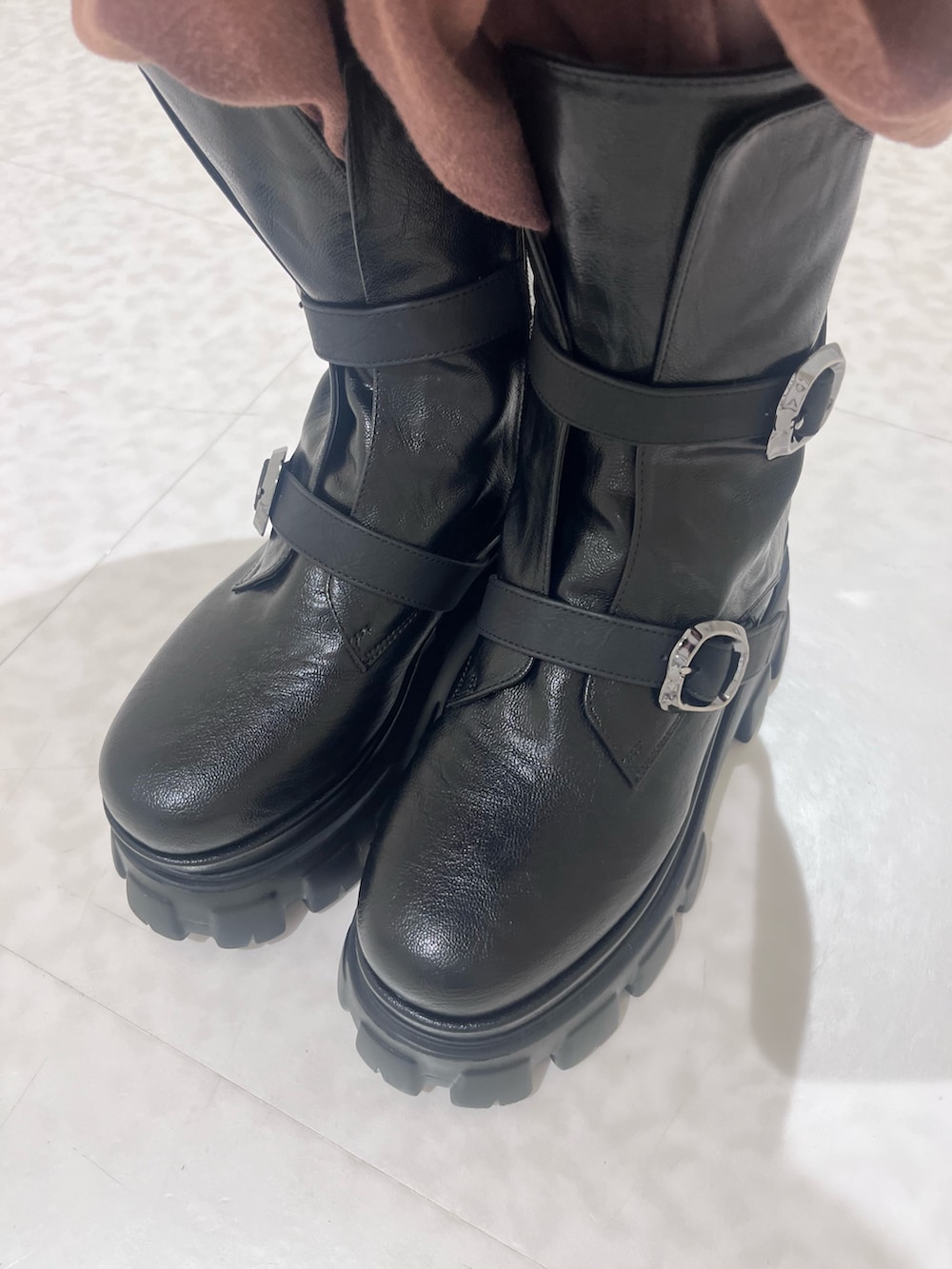 ブラウン系のパーカー、ブラウン系のスウェットパンツ、ブラック系のブーツを着用したレディースの春コーディネートの6枚目の写真