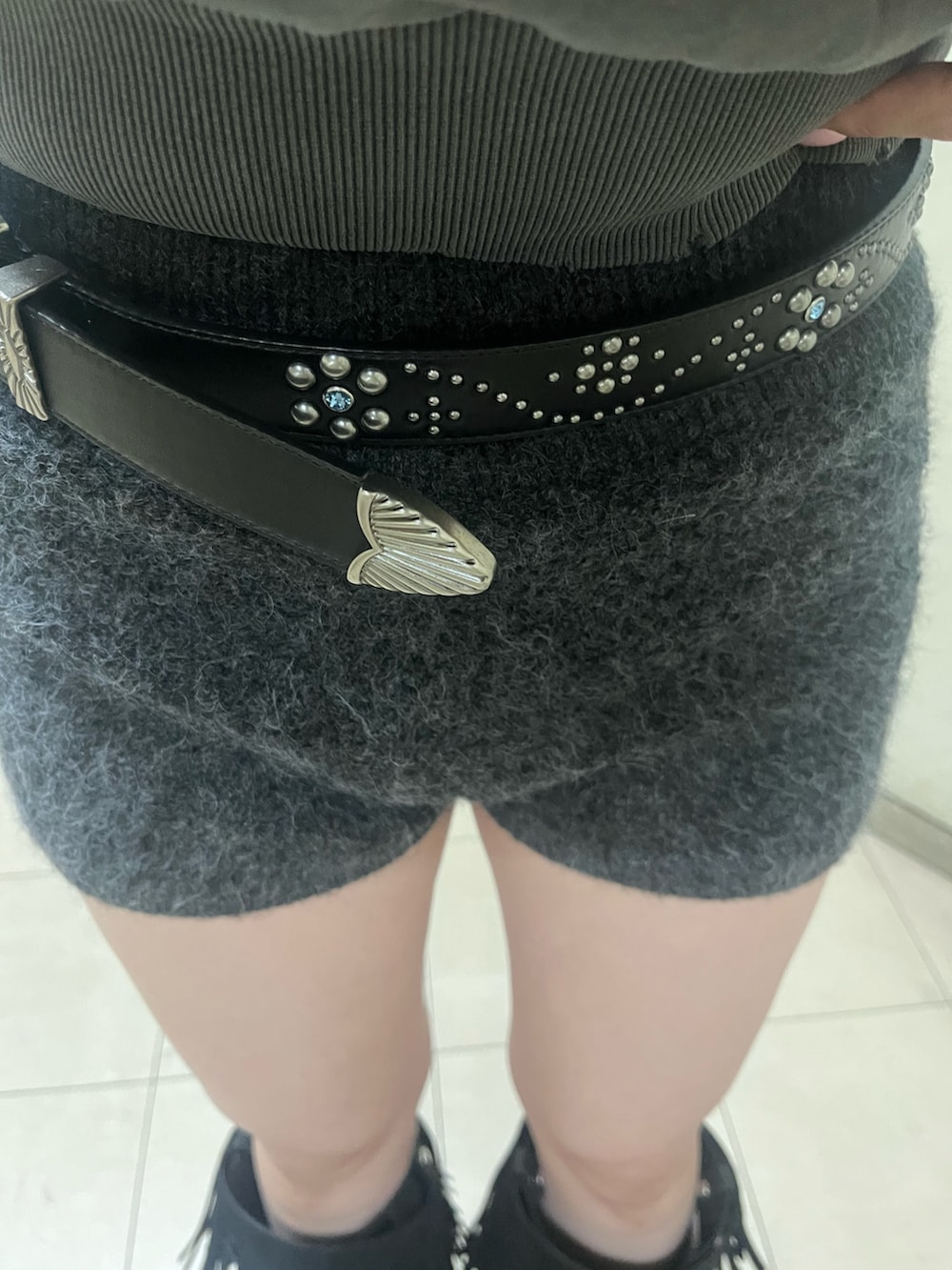 ブラック系のブーツ、ホワイト系のボストンバッグ、ブラック系のその他パンツを着用したレディースの冬コーディネートの7枚目の写真