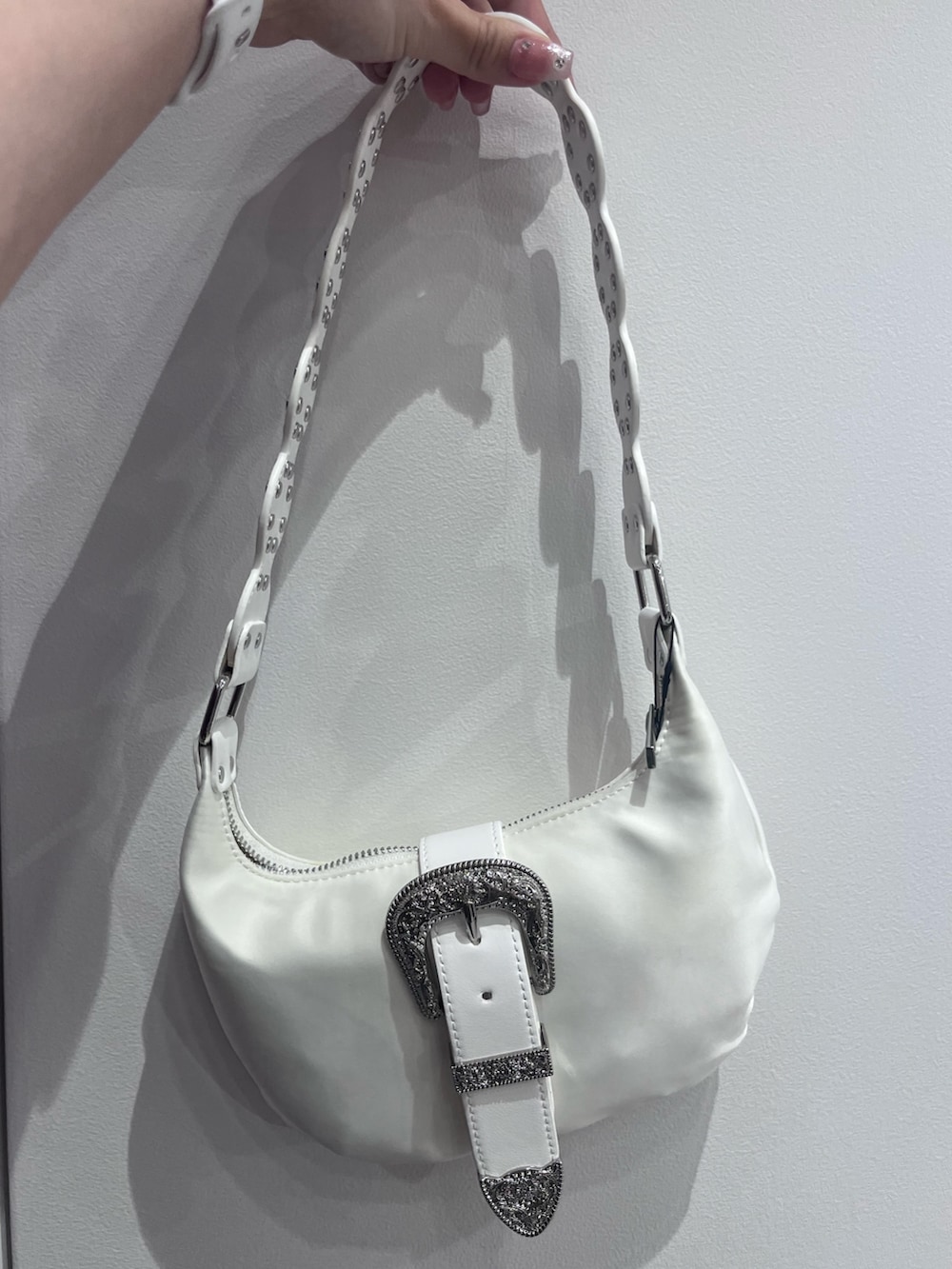 ホワイト系のパンプス、ピンク系のシャツ/ブラウス、ホワイト系のその他パンツを着用したレディースの春コーディネートの6枚目の写真