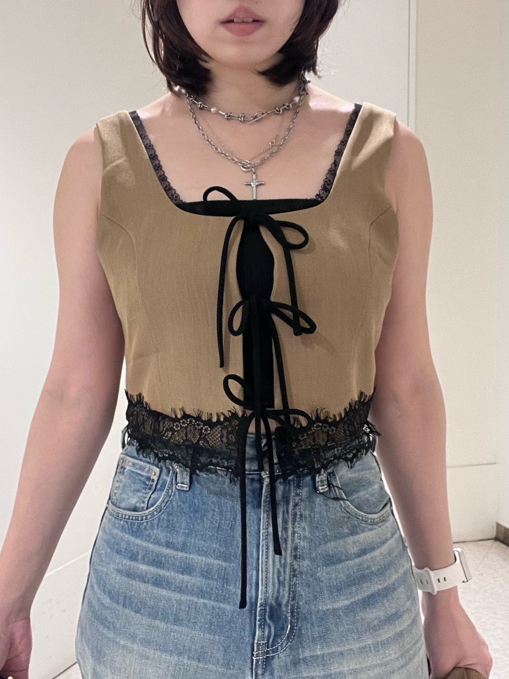 ブラウン系のテーラードジャケット、ブラウン系のシャツ/ブラウス、ブルー系のデニムパンツを着用したレディースの春コーディネートの5枚目の写真