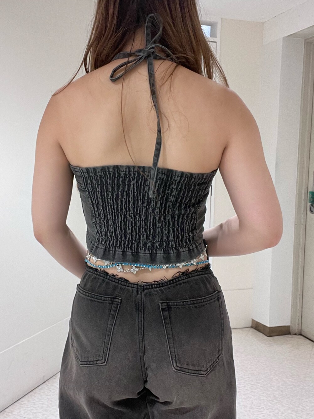 ブラック系のキャミソール、ブラック系のデニムパンツ、シルバー系のサンダルを着用したレディースの夏コーディネートの4枚目の写真