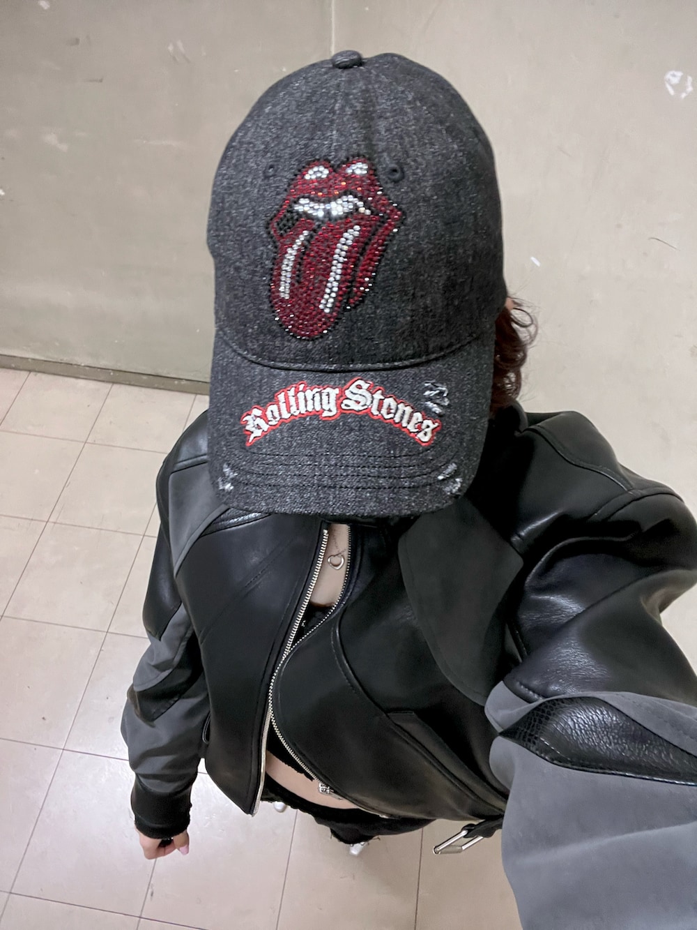 ブラック系のブルゾン、ブラック系のニット/セーター、ブラック系のスウェットパンツを着用したレディースの冬コーディネートの8枚目の写真