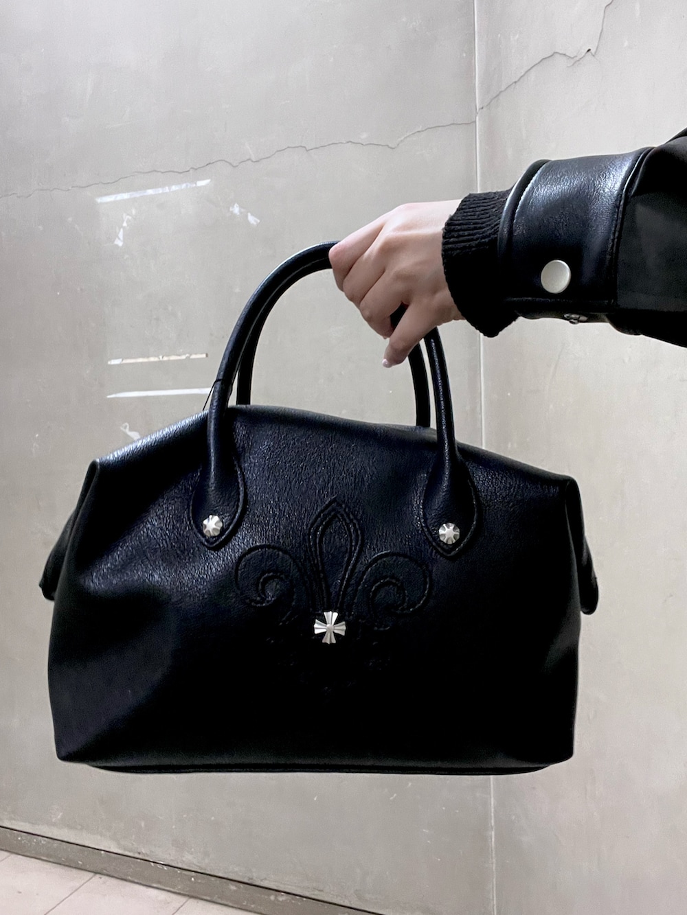 ブラック系のブルゾン、ブラック系のニット/セーター、ブラック系のスウェットパンツを着用したレディースの冬コーディネートの4枚目の写真