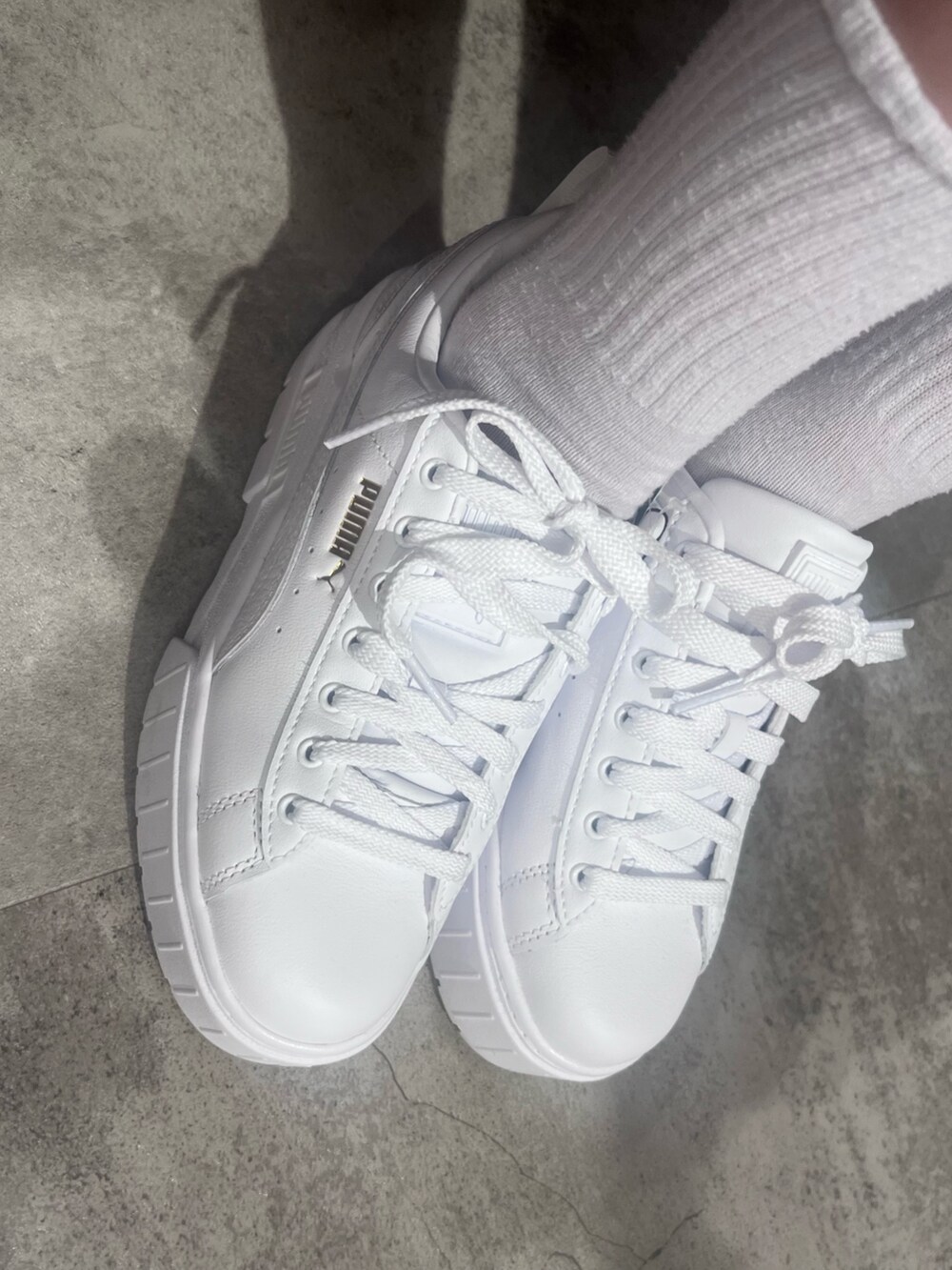 ピンク系のキャミソール、ブルー系のデニムパンツ、ブラック系のショルダーバッグを着用したレディースの春コーディネートの6枚目の写真