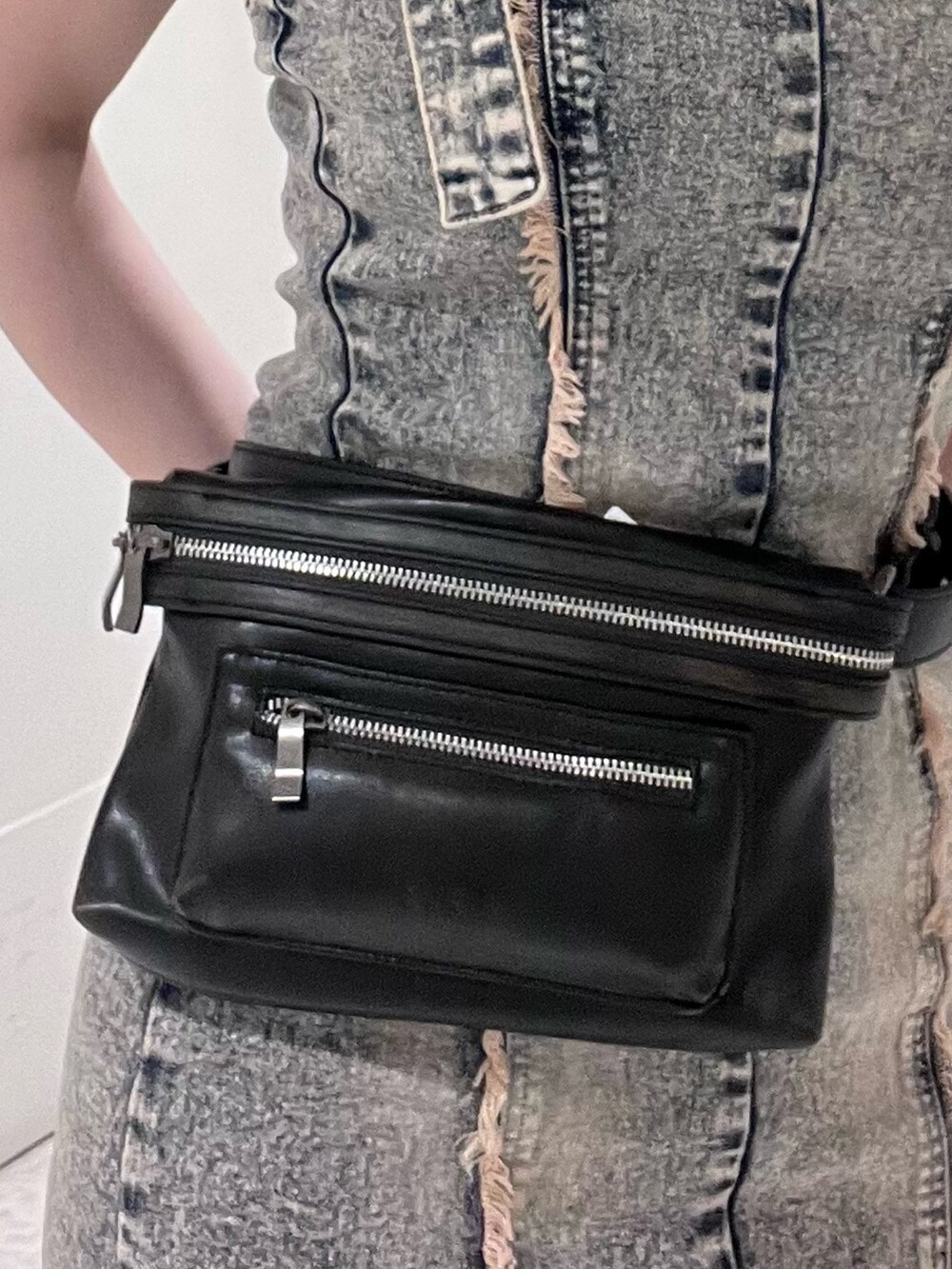 ベージュ系のワンピース、ブラック系のショルダーバッグ、ブラック系のブーツを着用したレディースの夏コーディネートの6枚目の写真