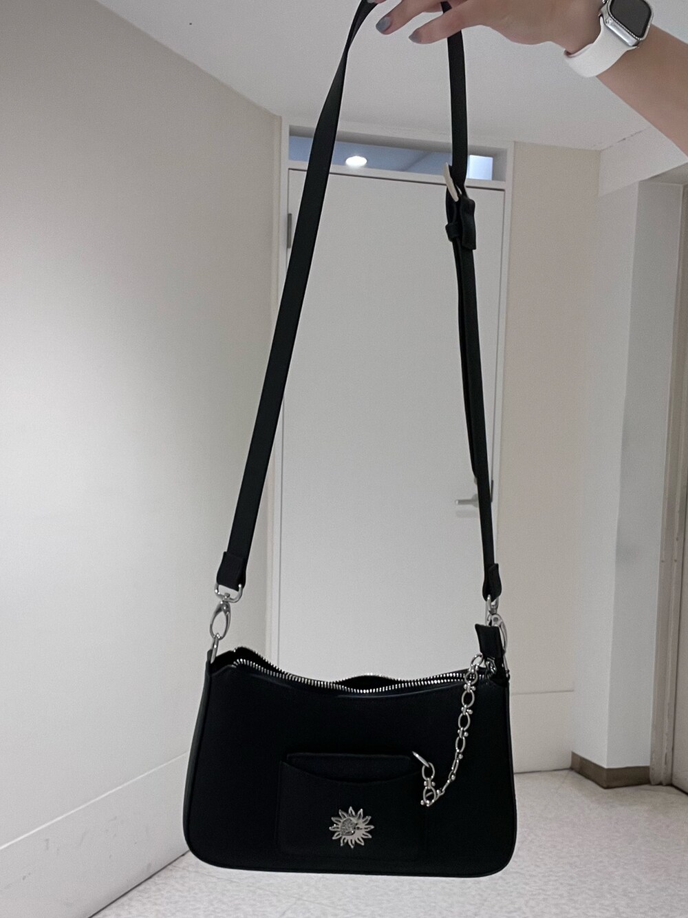 ブラック系のキャミソール、ブラック系のデニムパンツ、シルバー系のサンダルを着用したレディースの夏コーディネートの6枚目の写真