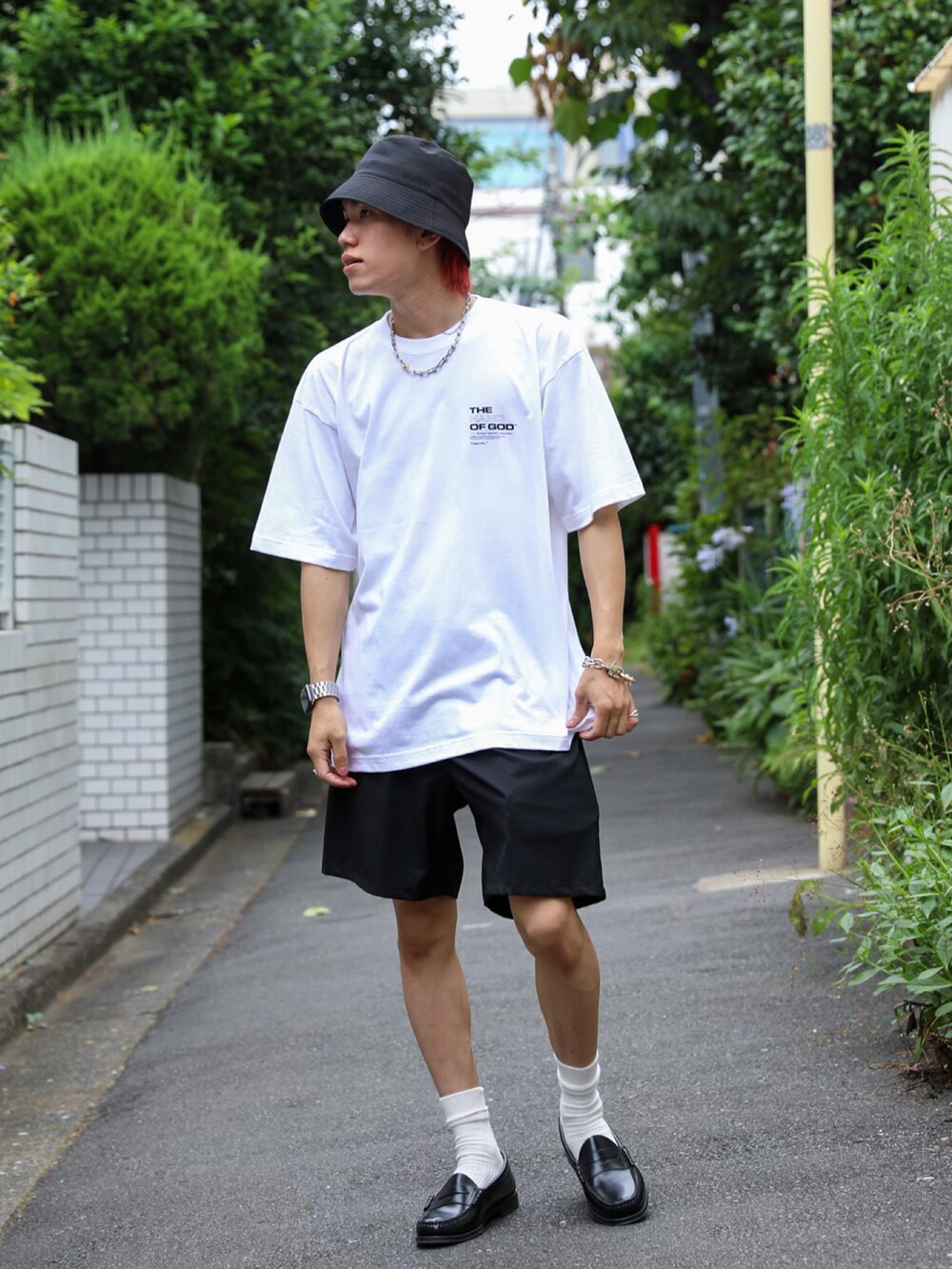 ホワイト系のTシャツ/カットソー、ブラック系のその他パンツ、ブラック系のキャップを着用したメンズの夏コーディネートの2枚目の写真