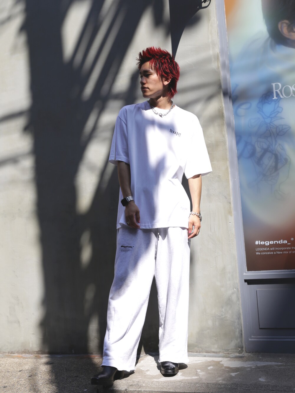 グレー系のスウェットパンツ、ホワイト系のTシャツ/カットソー、ブラック系のブーツを着用したメンズの夏コーディネートの2枚目の写真