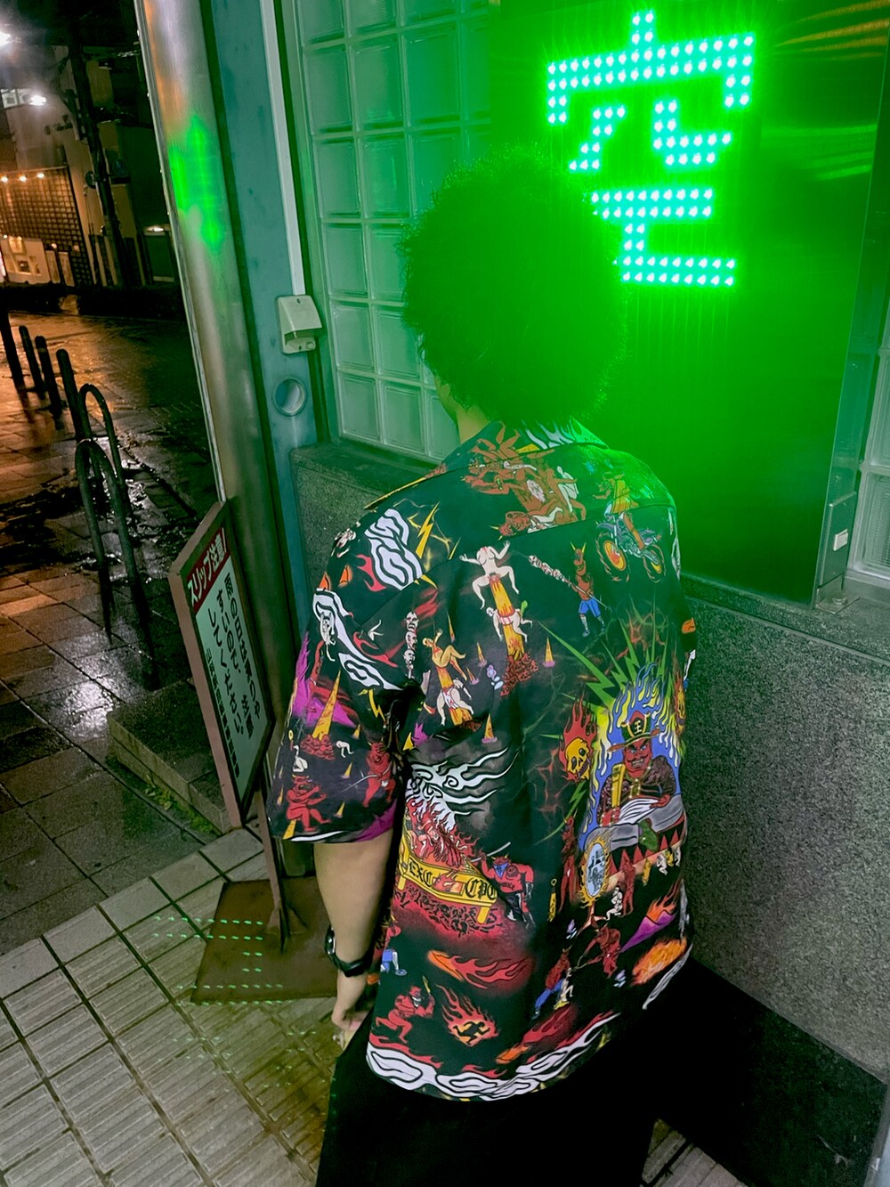 ブラック系のデニムパンツ、ブラック系のシャツ/ブラウス、ブラック系のサンダルを着用したメンズの夏コーディネートの2枚目の写真