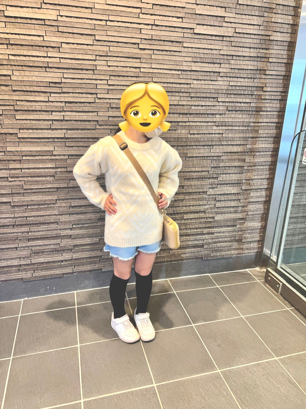 ホワイト系のスニーカー、ブルー系のその他パンツ、ベージュ系のニット/セーターを着用したキッズの秋コーディネートの2枚目の写真