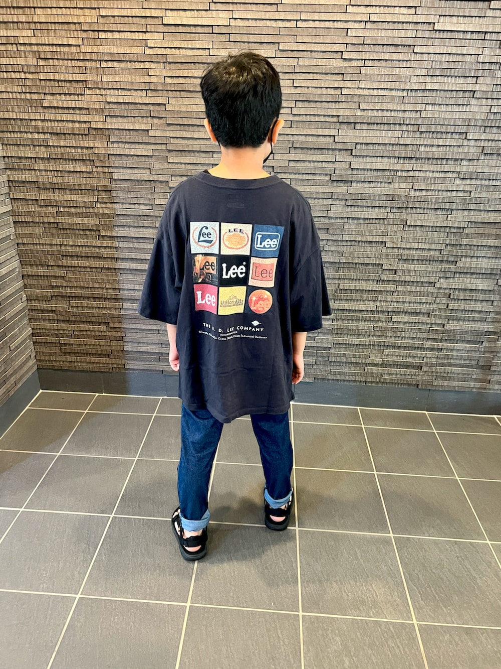 ブラック系のサンダル、ブルー系のデニムパンツ、グレー系のTシャツ/カットソーを着用したキッズの夏コーディネートの2枚目の写真