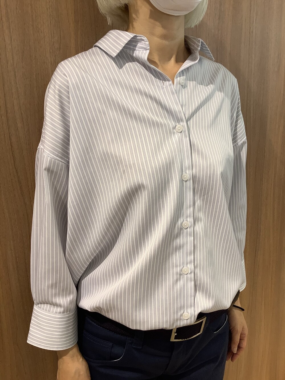 グレー系のシャツ/ブラウス、ブルー系のその他パンツ、ホワイト系のスニーカーを着用したレディースの夏コーディネートの2枚目の写真