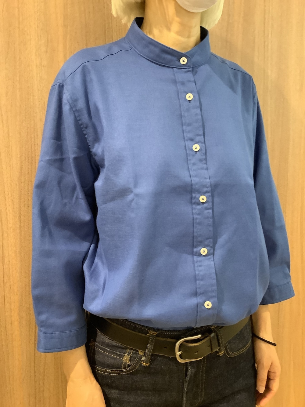 ブルー系のシャツ/ブラウス、ブラック系のスニーカーを着用したレディースの夏コーディネートの2枚目の写真