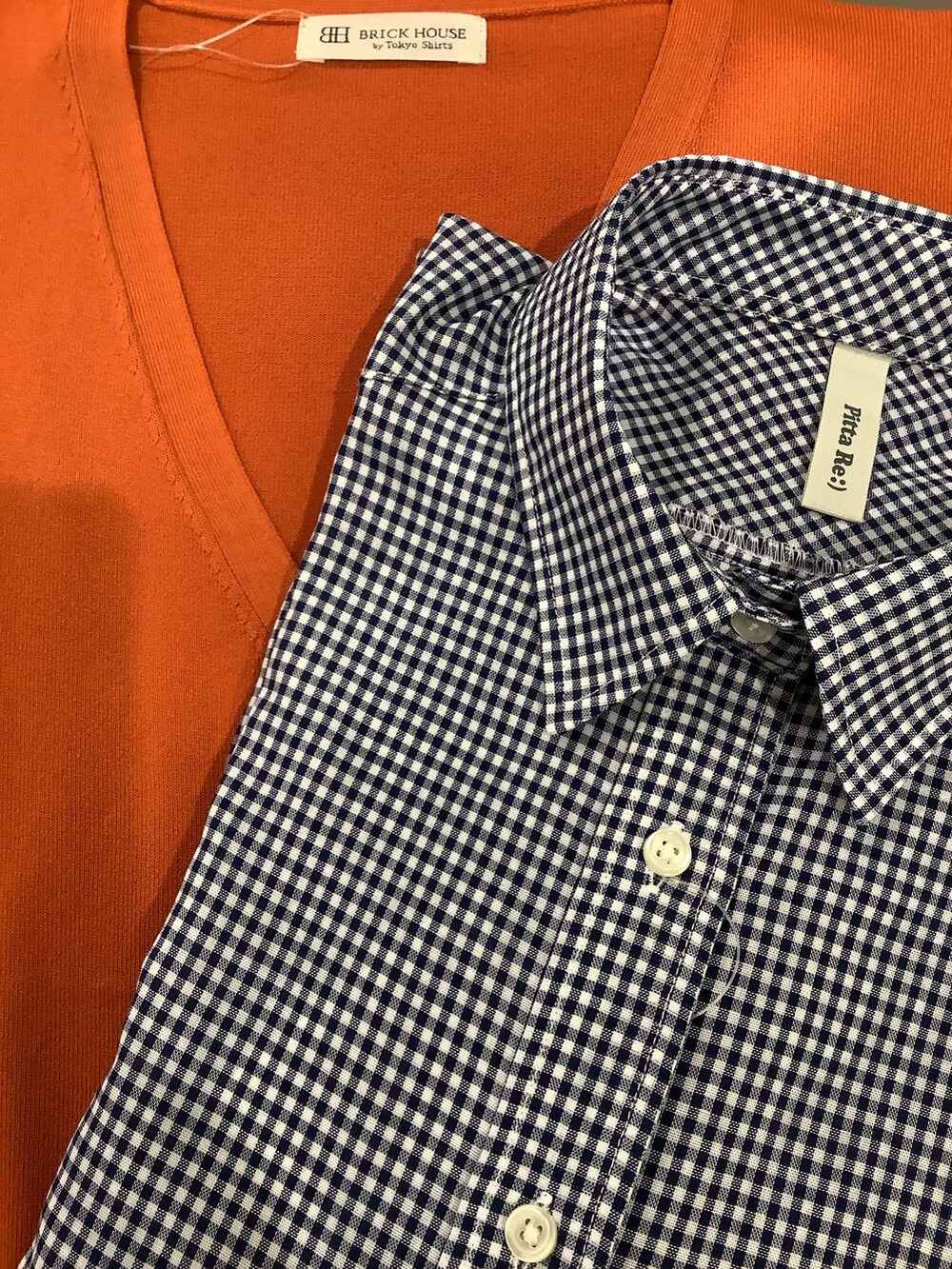 ブルー系のシャツ/ブラウス、オレンジ系のカーディガン/ボレロ、ブラック系のその他シューズを着用したレディースの夏コーディネートの3枚目の写真