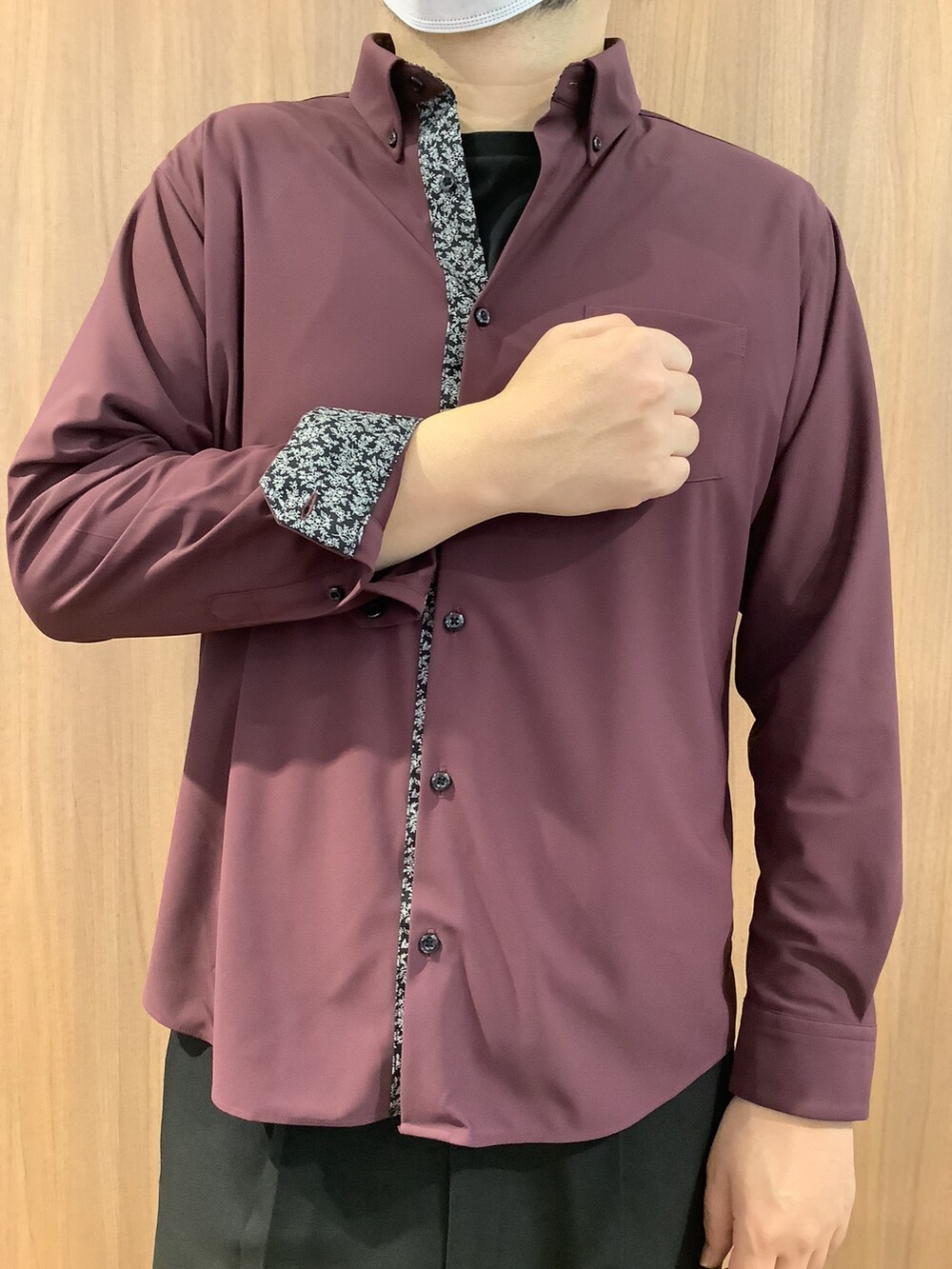 レッド系のシャツ/ブラウスを着用したメンズの春コーディネートの2枚目の写真