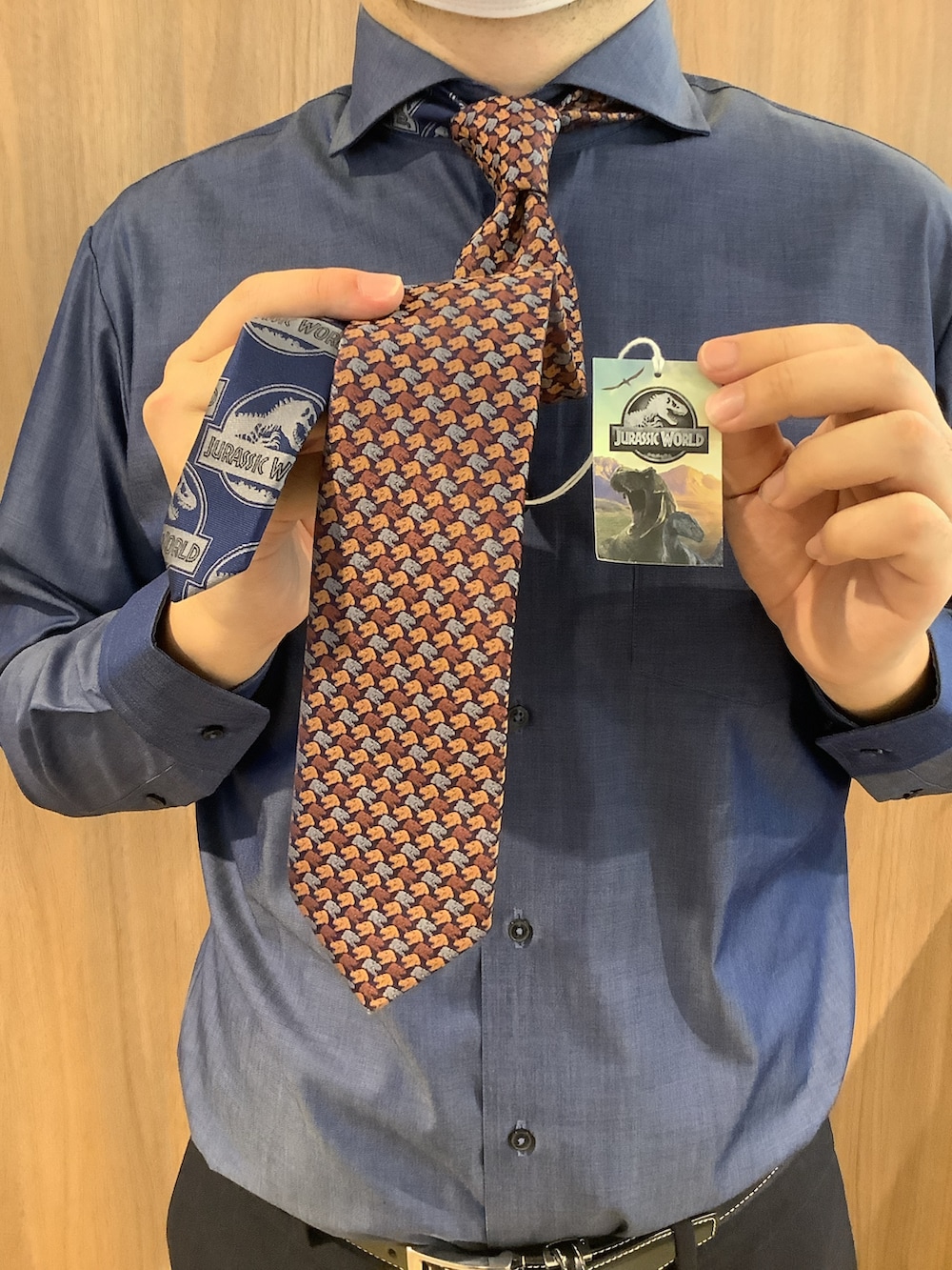 ブルー系のビジネスシャツ、ブラウン系のネクタイ、ブルー系のスラックスを着用したメンズの秋コーディネートの4枚目の写真