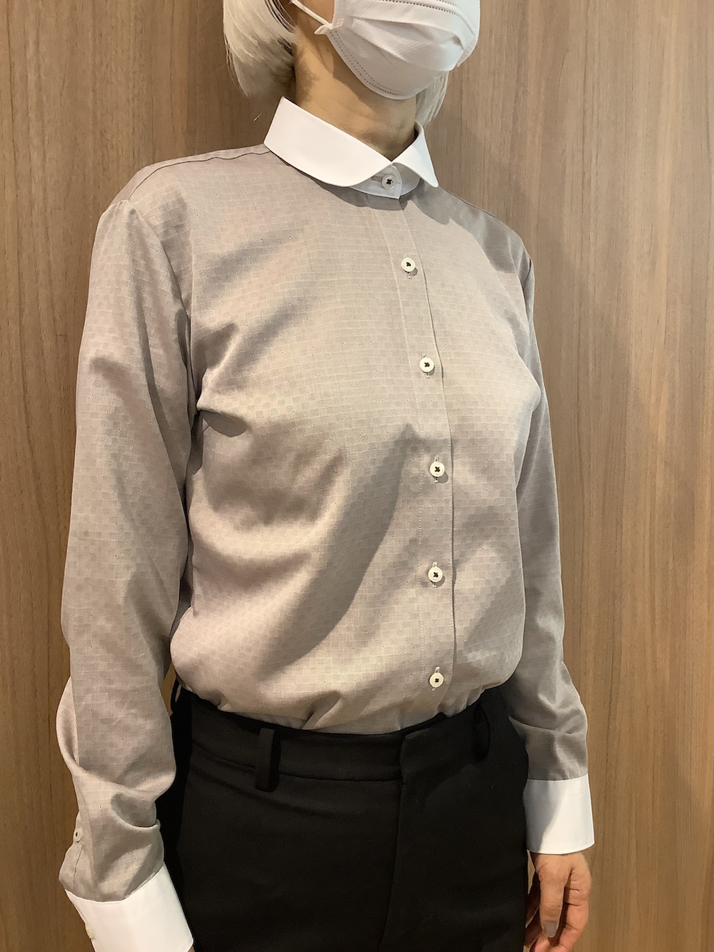 ブラウン系のビジネスシャツ、ブルー系のカーディガン/ボレロ、ブラック系のローファーを着用したレディースの冬コーディネートの3枚目の写真