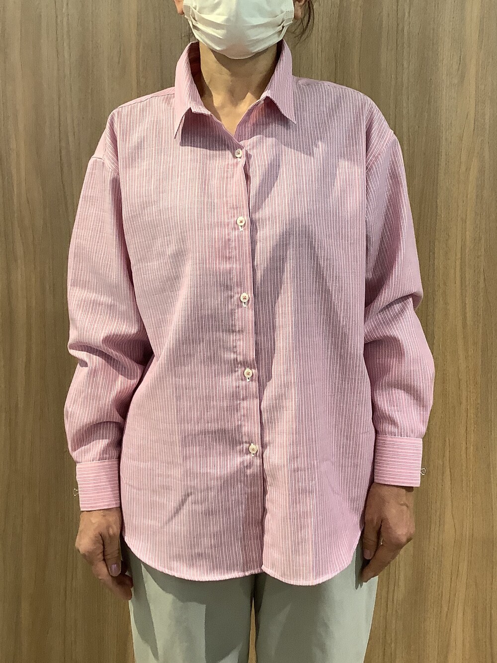 ピンク系のシャツ/ブラウスを着用したレディースの春コーディネートの2枚目の写真