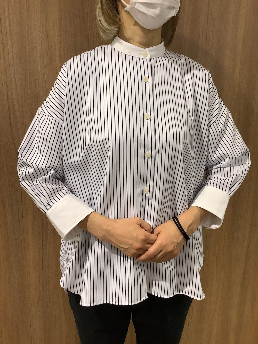 ブルー系のビジネスシャツ、ブラック系のその他シューズを着用したレディースの夏コーディネートの2枚目の写真