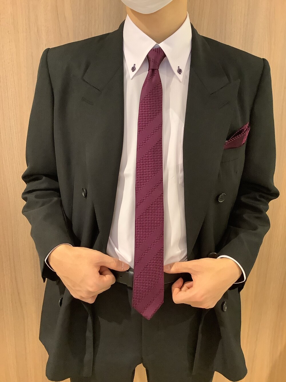 ピンク系のビジネスシャツ、レッド系のポケットチーフ、その他のネクタイを着用したメンズの冬コーディネートの2枚目の写真