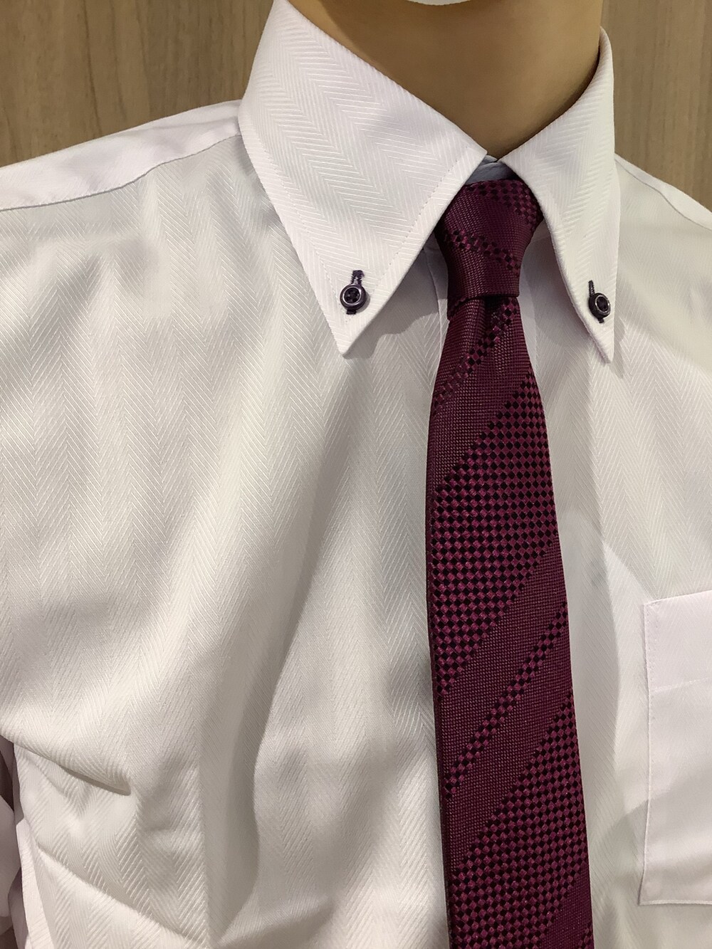 ピンク系のビジネスシャツ、レッド系のポケットチーフ、その他のネクタイを着用したメンズの冬コーディネートの3枚目の写真